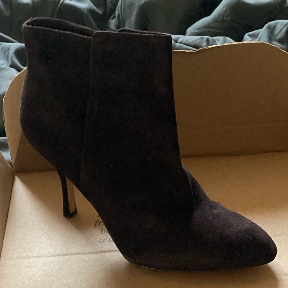 💕HOST PICK💕 NIB Via Spiga Brown Booties